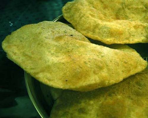 स्वादिष्ट हरे मटर की करारी पूरी बनाने की सरल विधि