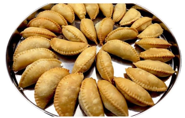 होली स्पेशल स्वादिष्ट गुजिया रेसिपी