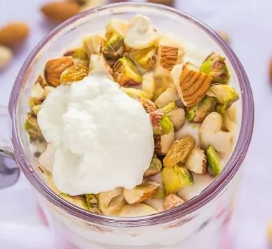 होली स्पेशल: बनाएं स्वादिष्ट शाही मावा लस्सी